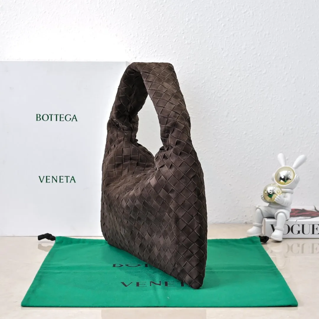 Batch 1860 #Bv new small HOP bag-nubuck leather is here! The bag body and handles are made of a whole piece of woven leather. The bag body is soft and lazy. Hop symbolizes the praise of innovation and eternal craftsmanship [love]. The pyramid silhouette combines practicality and fashion. It is modern and casual. The double-sided closure design of the bag mouth is more convenient and safe! The cowhide texture also makes the bag more wear-resistant and durable. A must-have for fashionable ladies who like minimalism yet comfortable and casual! Size: 41x20.5x7.5, Model: 3966#一